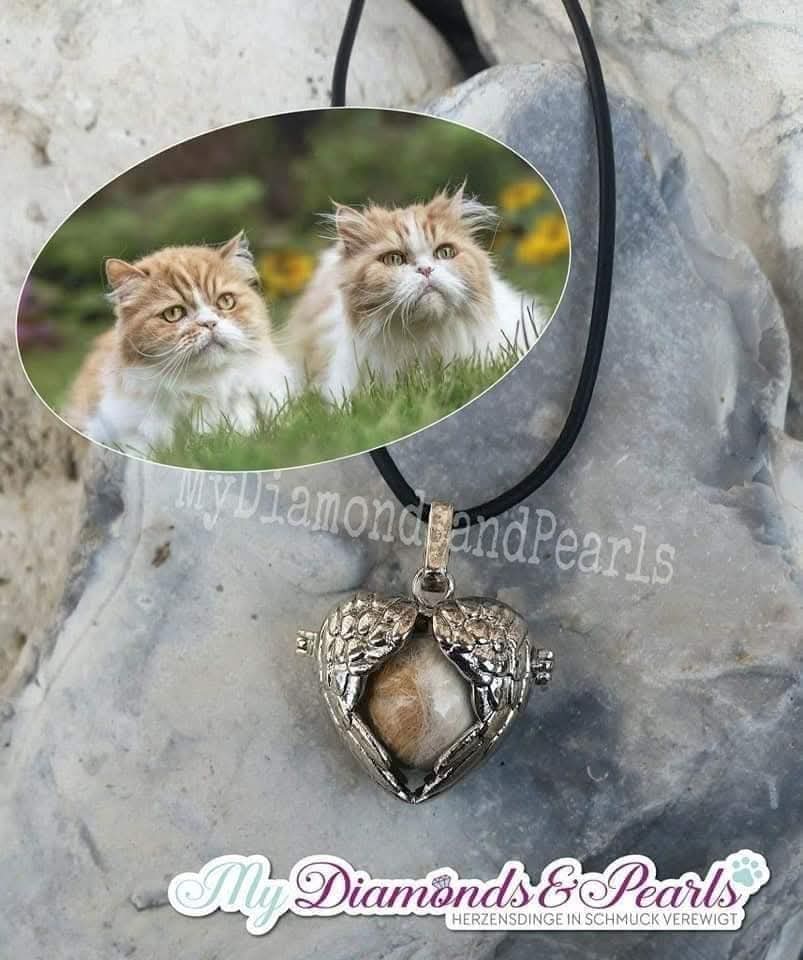 Katzen Herzensmaterial eingearbeitet in Flügelherz-Anhänger