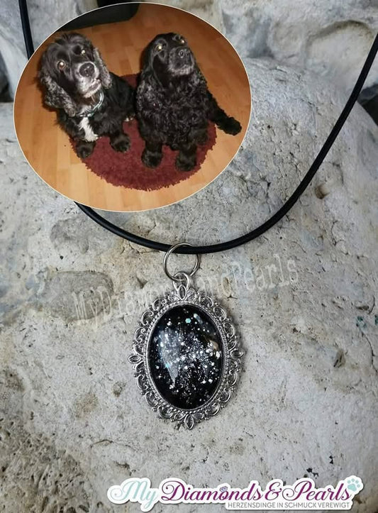 Herzensmaterial zweier Hunde und Glitzerakzente eingearbeitet in Cabochon-Anhänger