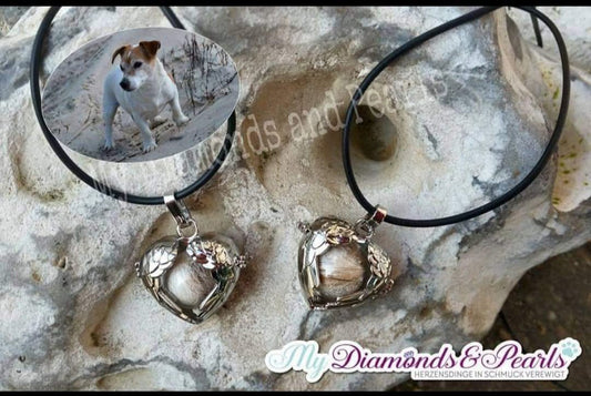 Hund Herzensmaterial eingearbeitet in zwei Flügelherzen-Anhänger