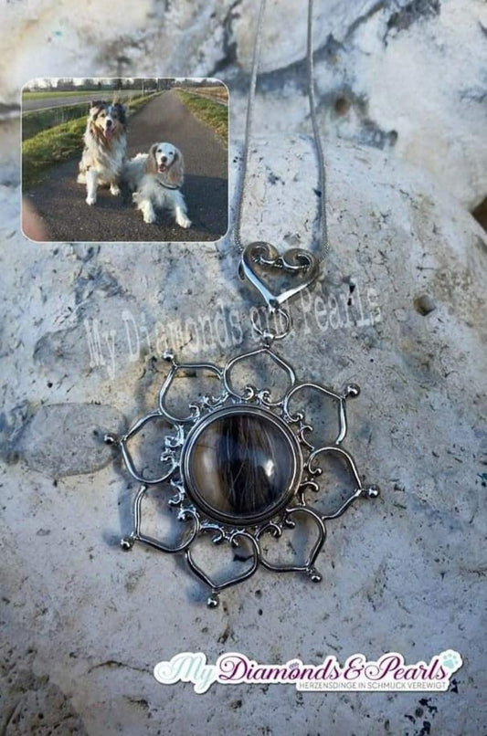 Herzensmaterial zweier Hunde eingearbeitet in einen Blumenherzen-Anhänger