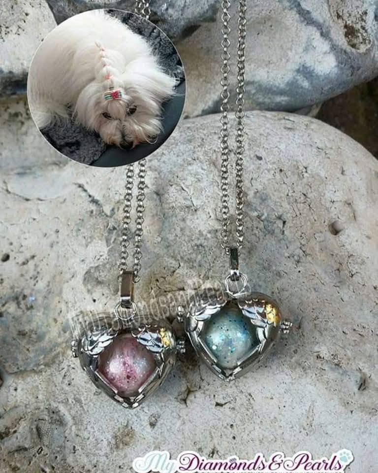 Herzensmaterial inkl. zwei verschiedenen Glitzerakzenten, eingearbeitet in zwei Flügelherzen-Anhänger