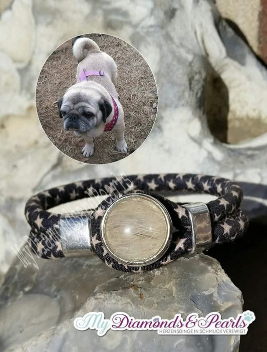 Herzensmaterial eingearbeitet in schlichte Fassung des Armbands mit Sternmuster