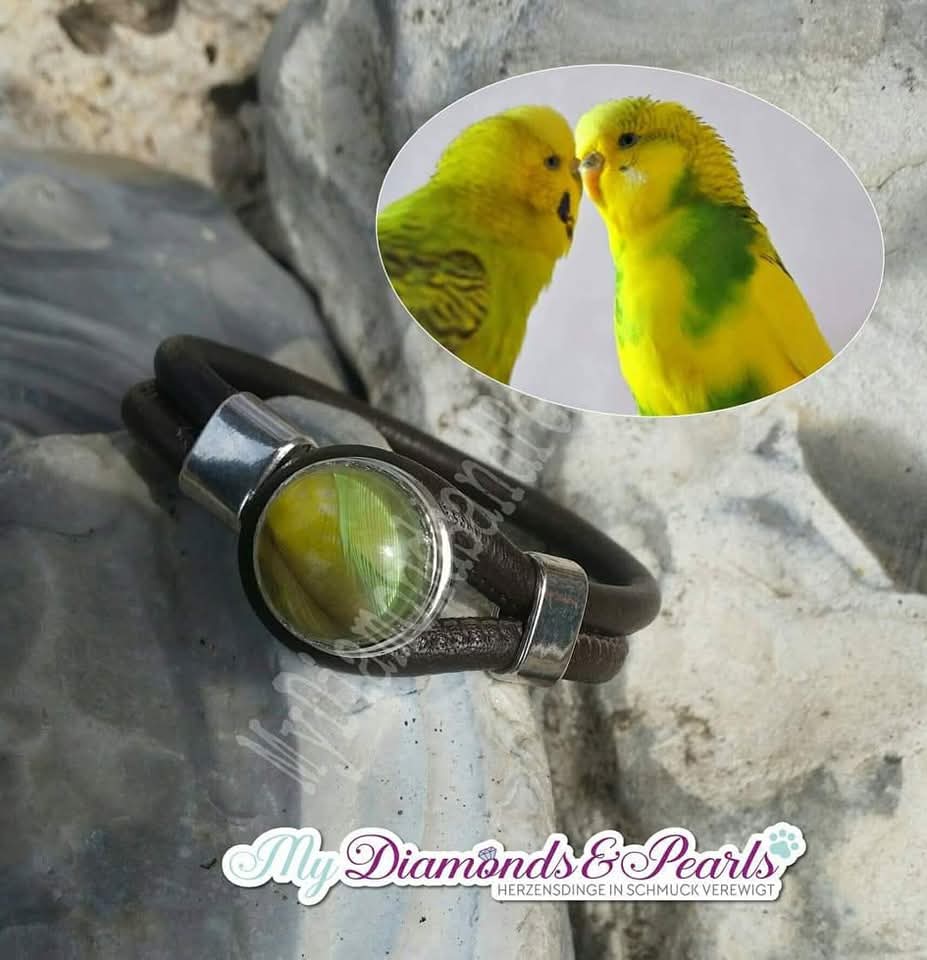 Herzensmaterial zweier Vögel, eingearbeitet in die Fassung des schlichten Lederimitat-Armbands