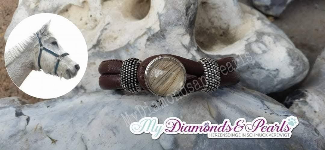 Pferd Herzensmaterial eingearbeitet in die Fassung des schlichten Lederimitat-Armbands in braun