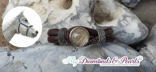 Pferd Herzensmaterial eingearbeitet in die Fassung des schlichten Lederimitat-Armbands in braun