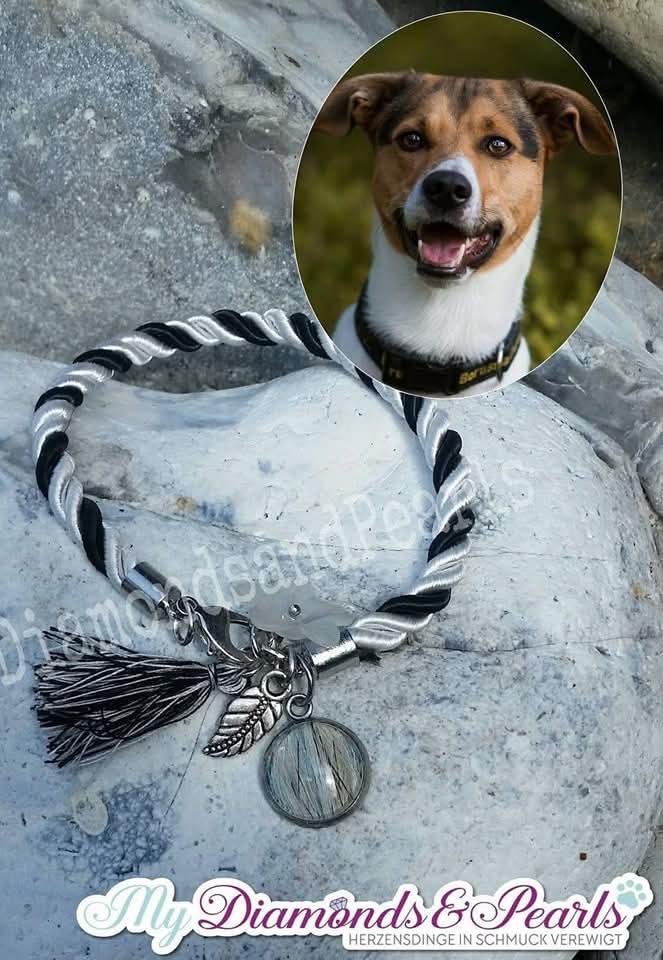 Hund Herzensmaterial eingearbeitet in schlichtes Armband in schwarz-weiß inkl. Charms
