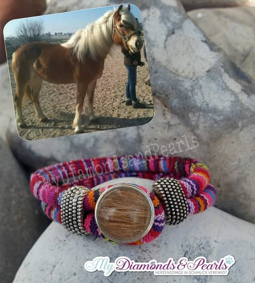 Herzensmaterial eines Pferdes, eingearbeitet in die Fassung des bunten Stoff-Armbands