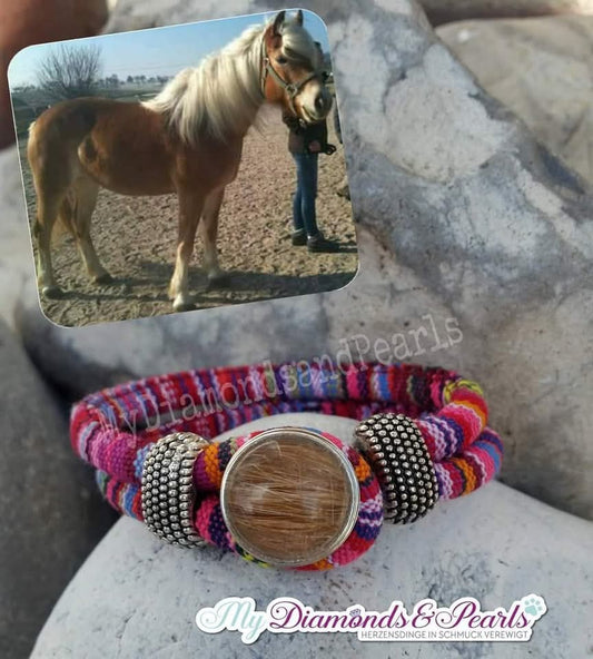 Herzensmaterial eines Pferdes, eingearbeitet in die Fassung des bunten Stoff-Armbands