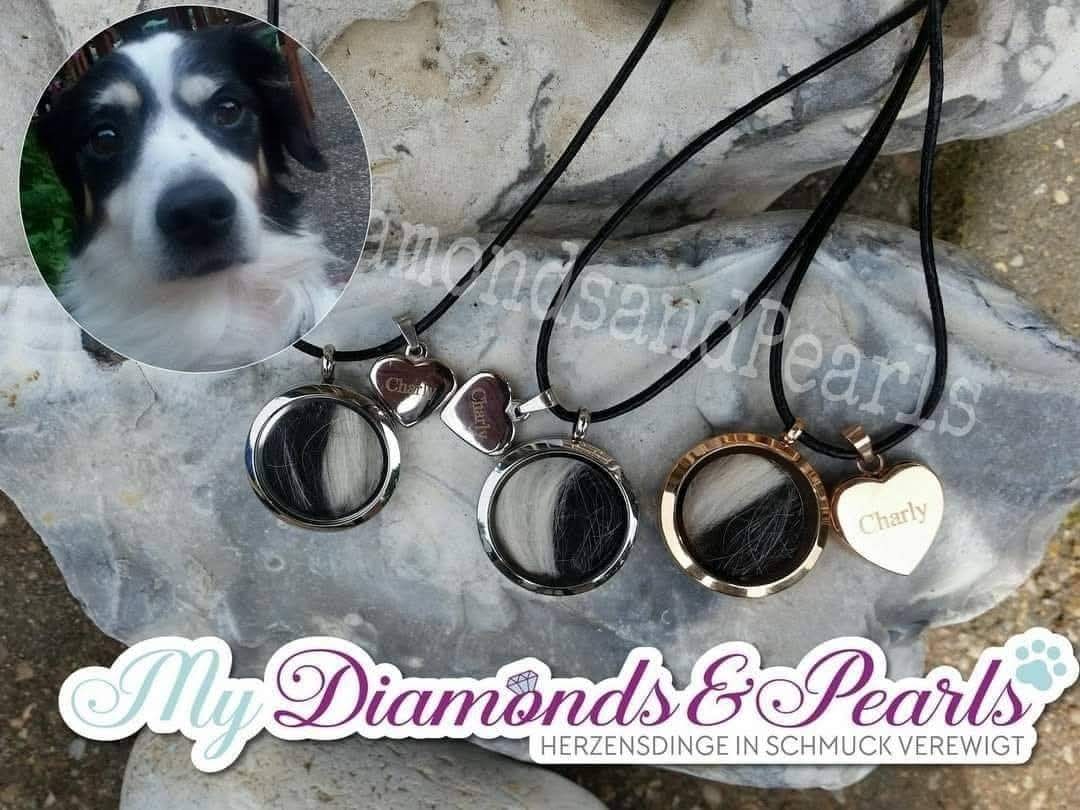 Herzensmaterial von Hund Charly, eingearbeitet in drei Edelstahl-Medaillons inkl. drei gravierten Herzen