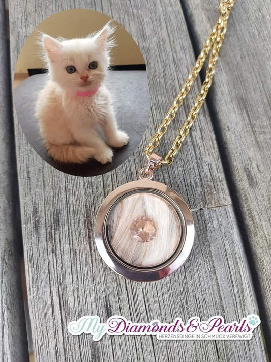 Herzensmaterial einer kleinen Katze und kleiner rosa Glitzerstein, eingearbeitet in Edelstahl-Medaillon