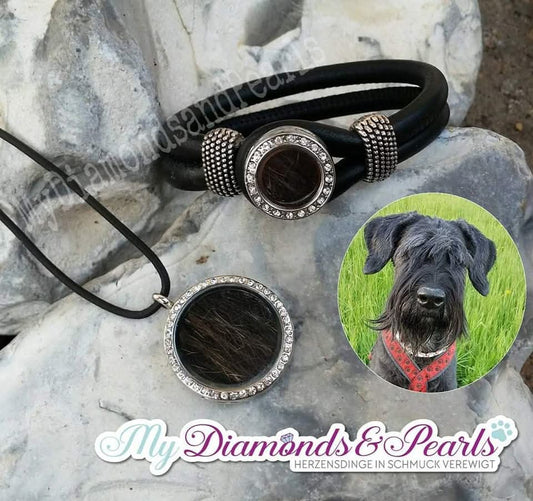 Herzensmaterial eines Hundes, eingearbeitet in die Fassung des schlichten Lederimitat-Armbands und Glitzer-Medaillon