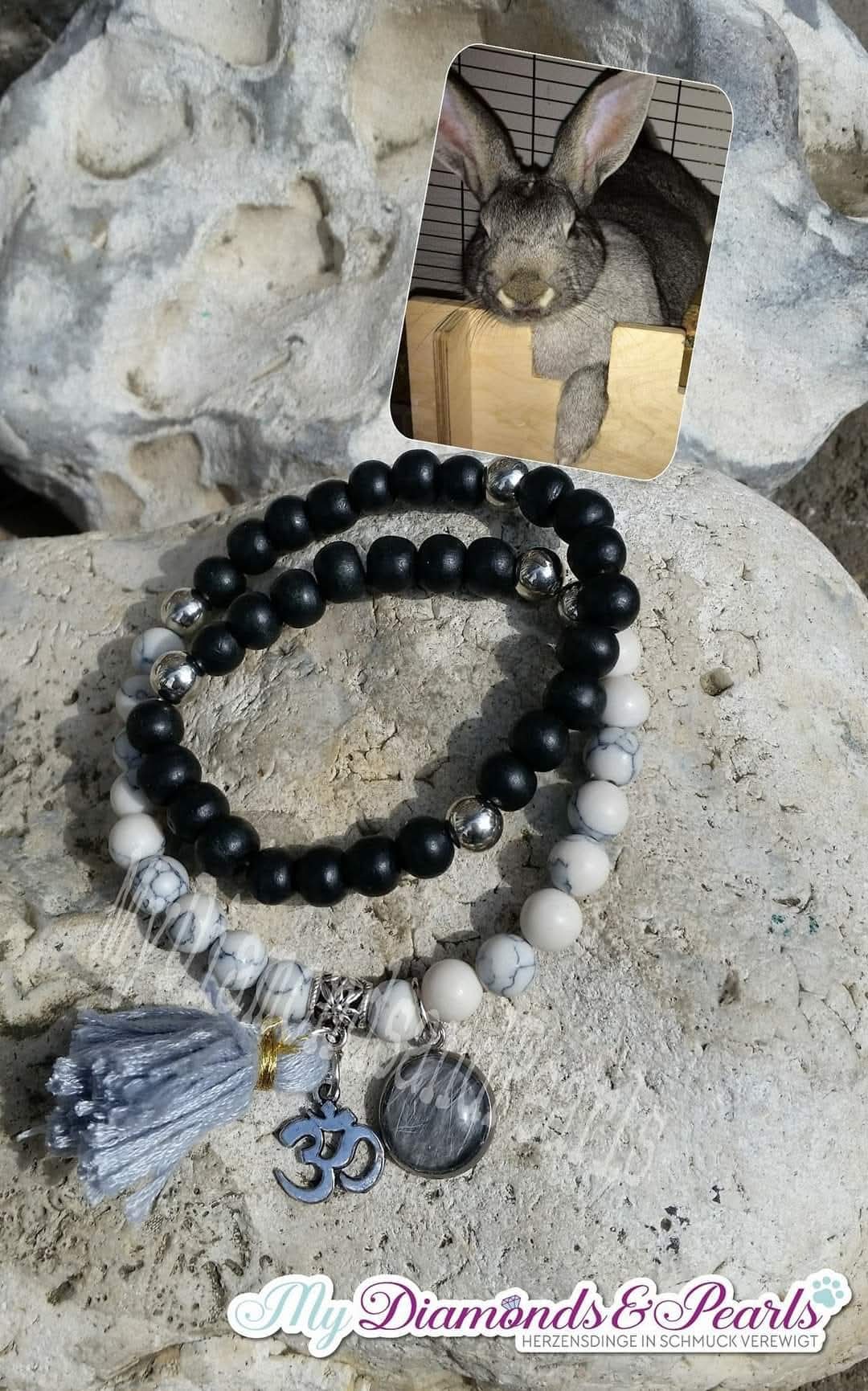 Kaninchen Herzensmaterial eingearbeitet in Charm eines Perlenarmbands