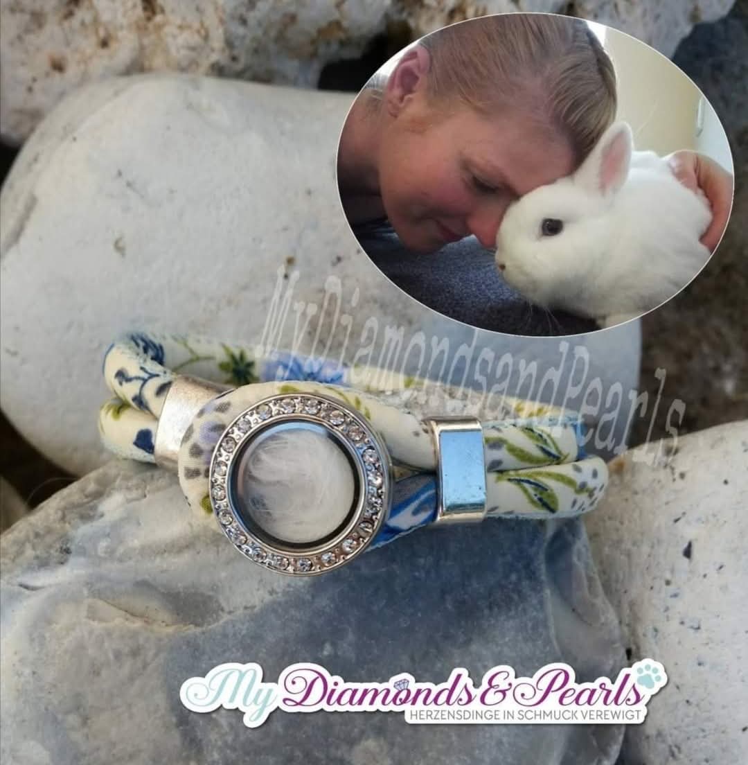 Herzensmaterial eines Kaninchens, eingearbeitet in Fassung des bunten Stoffarmbands