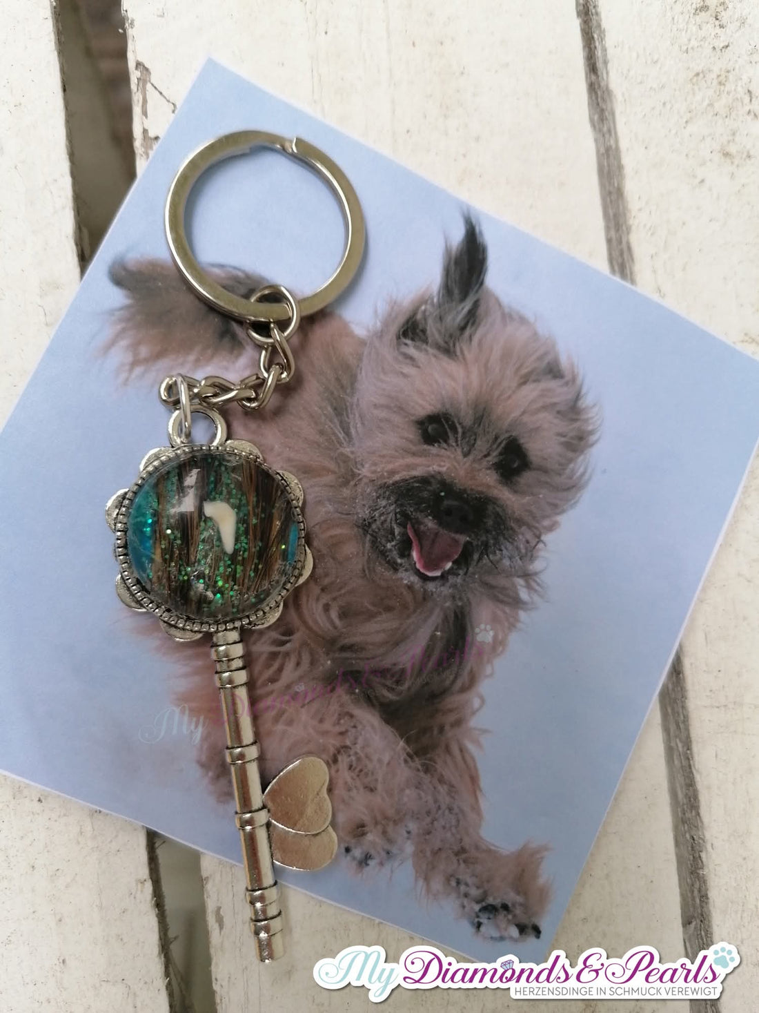 Hund Herzensmaterial und Glitzerakzente, eingearbeitet in den Schlüssel zum Herzen-Anhänger