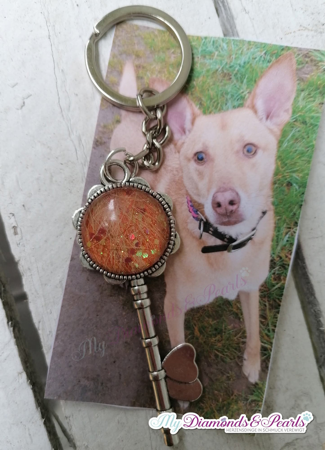 Herzensmaterial eines Hundes und Glitzerakzente, eingearbeitet in den Schlüssel zum Herzen-Anhänger