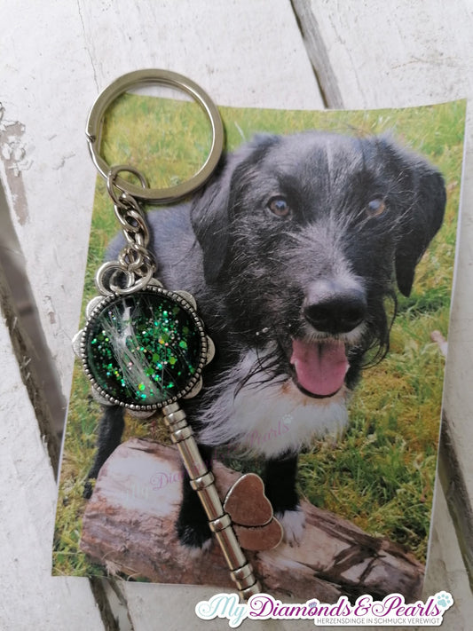 Herzensmaterial eines Hundes und grüne Glitzerakzente, eingearbeitet in den Schlüssel zum Herzen-Anhänger