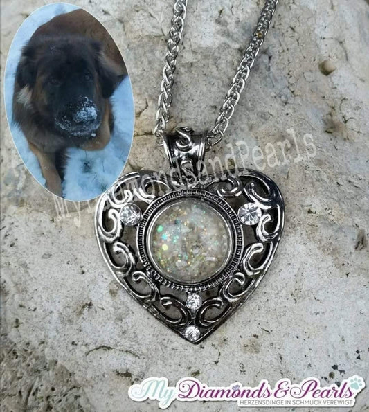 Hund Herzensmaterial und Glitzerakzente, eingearbeitet in vintage Herz-Anhänger