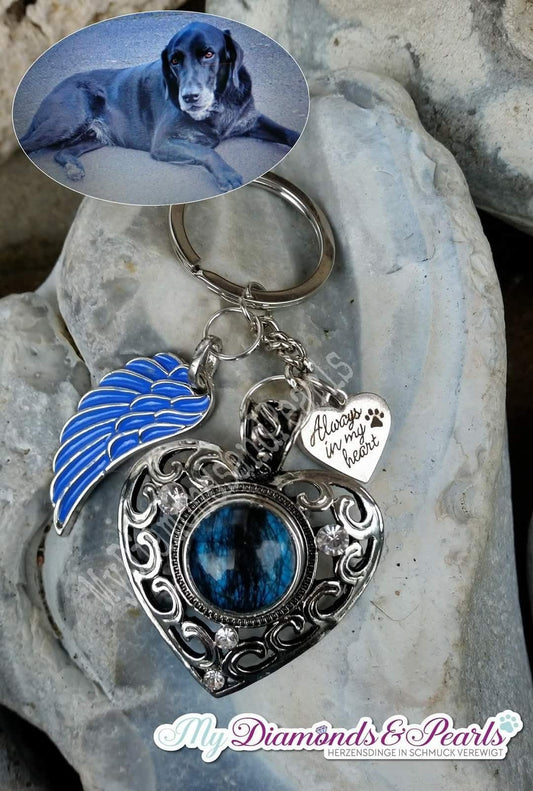 Herzensmaterial eines Hundes, eingearbeitet in vintage Herz-Schlüsselanhänger inkl. Charms