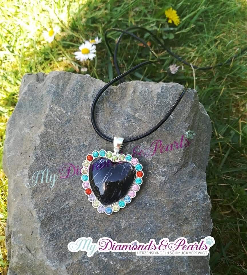 Herzensmaterial eingearbeitet in Herz-Anhänger mit Glitzersteinchen