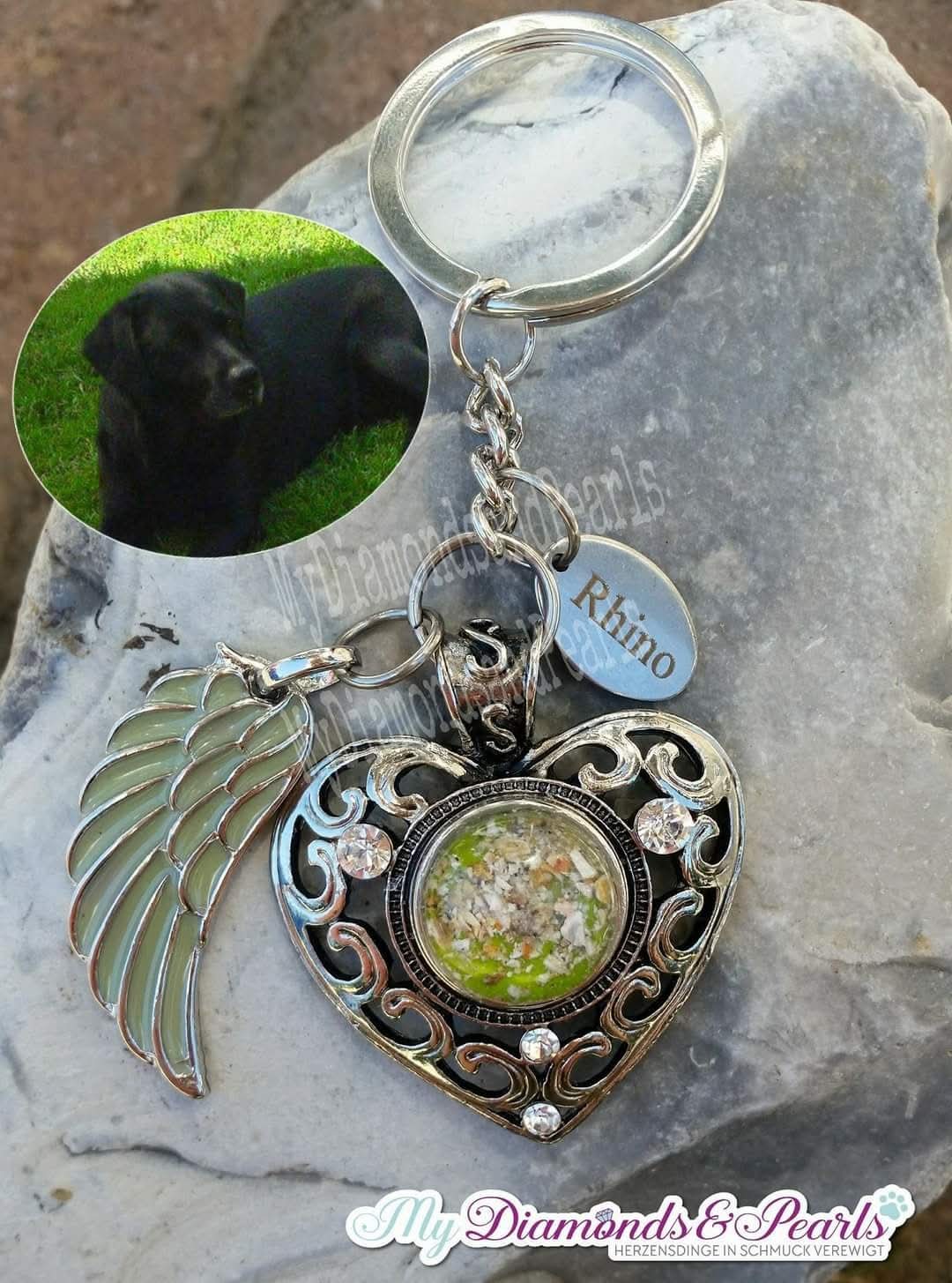 Herzensmaterial von Hund Rhino und Glitzerakzente, eingearbeitet in vintage Herz-Schlüsselanhänger inkl. Charms & Gravur