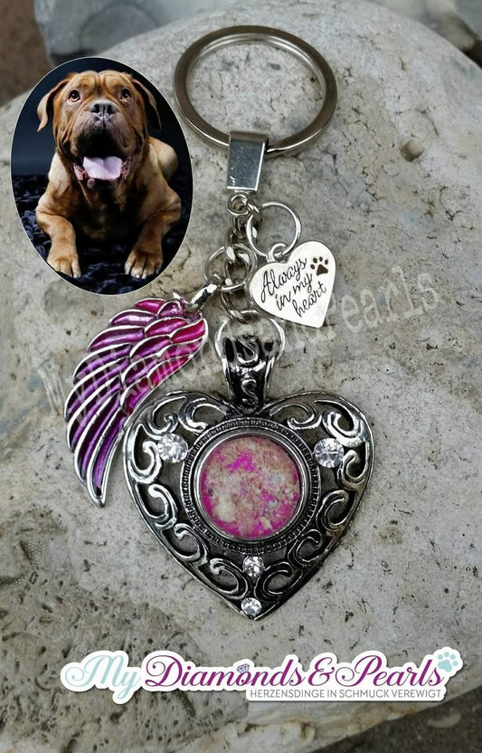 Herzensmaterial eines Hundes und Glitzerakzente, eingearbeitet in vintage Herz-Schlüsselanhänger inkl. Charms