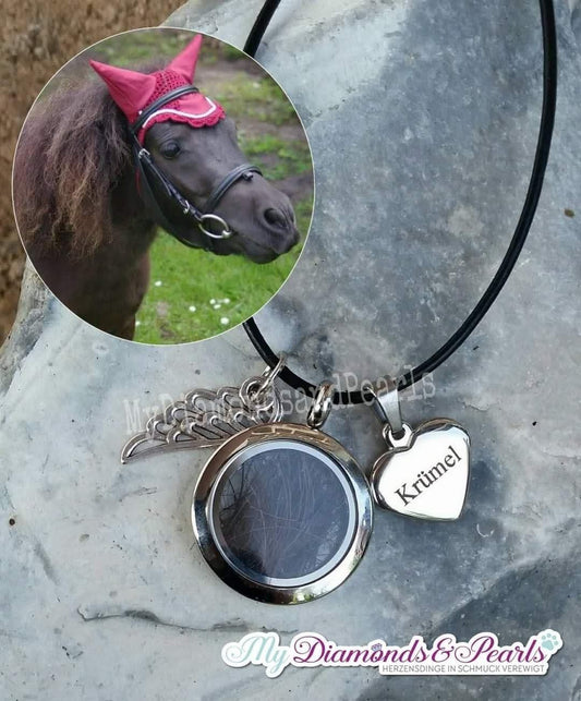 Herzensmaterial von Pferd Krümel, eingearbeitet in Edelstahl-Medaillon inkl. Charm & Gravur