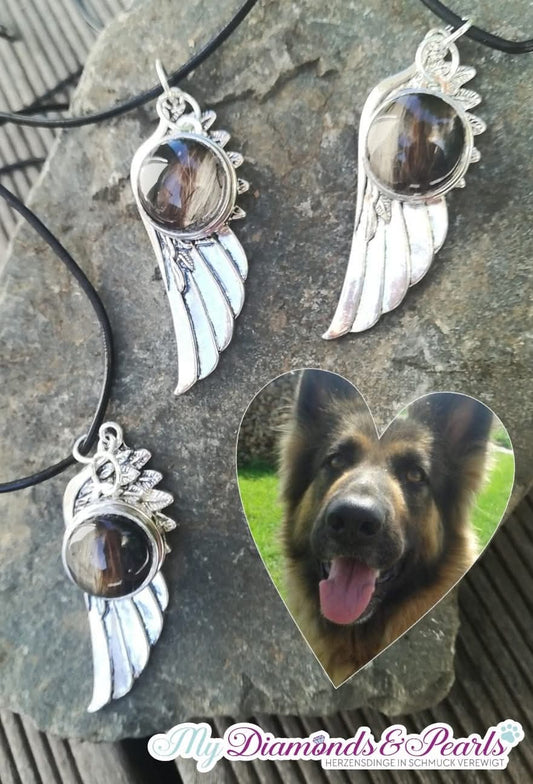 Hund Herzensmaterial eingearbeitet in die Fassung des Flügel-Anhängers