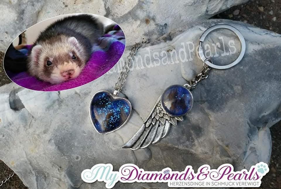 Frettchen Herzensmaterial und Glitzerakzente, eingearbeitet in Herz-Schlüsselanhänger und Flügel-Schlüsselanhänger