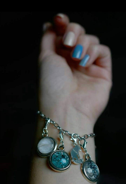 Bettelarmband mit Charms (in drei davon wurde Fell eingearbeitet)