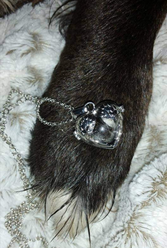 Kette mit Herzanhänger, in dessen Kugel Fell eingearbeitet wurde