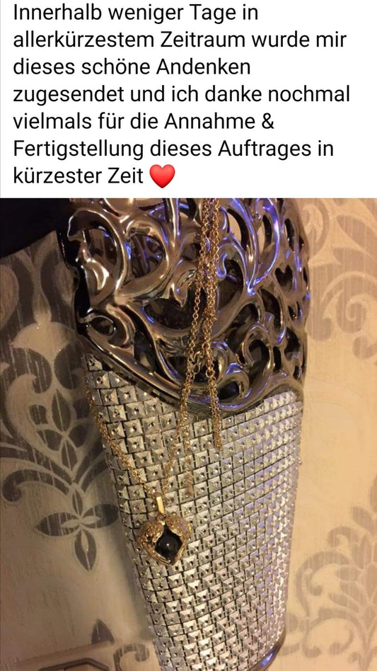 Goldene Kette mit Herzanhänger in den eine Kugel mit Fell eingearbeitet wurde