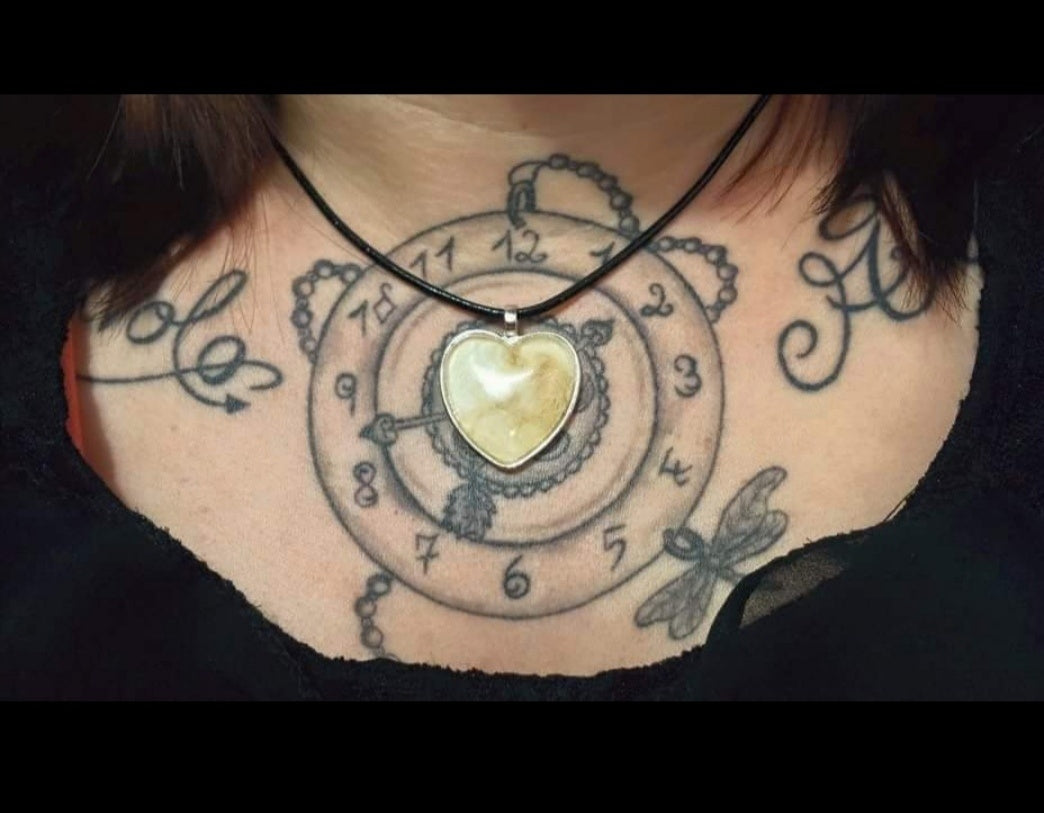 Schlichte Lederkette mit Herzanhänger, in den Fell eingearbeitet wurde