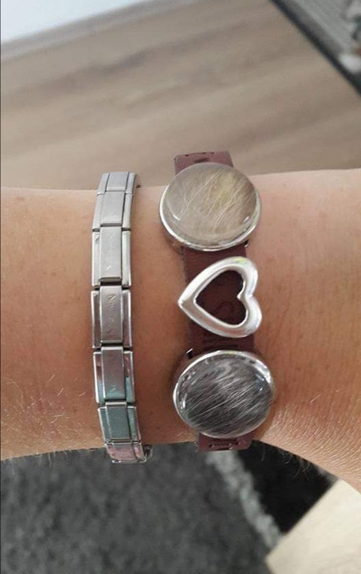 Kunstlederarmband mit Schiebelementen, in die Fell eingearbeitet wurde
