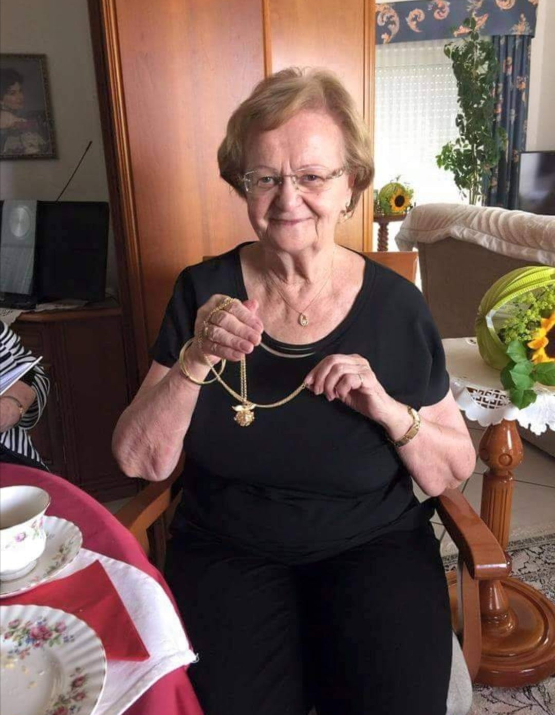 Kette mit Glückskugel-Anhänger, in die Fell eingearbeitet wurde