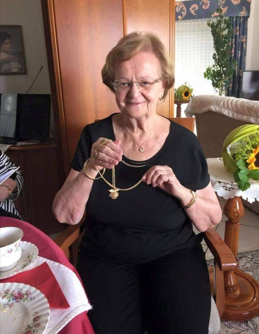 Kette mit Glückskugel-Anhänger, in die Fell eingearbeitet wurde