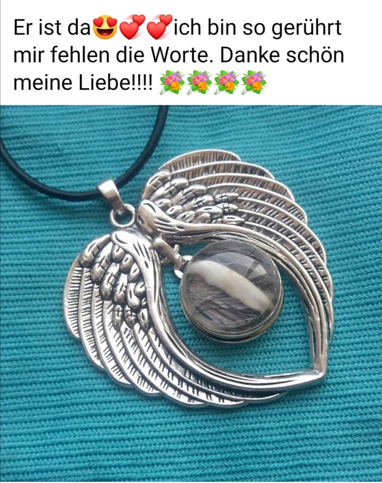 Kette mit Engelsflügel-Anhänger, in den Fell und ein Zahn eingearbeitet wurden