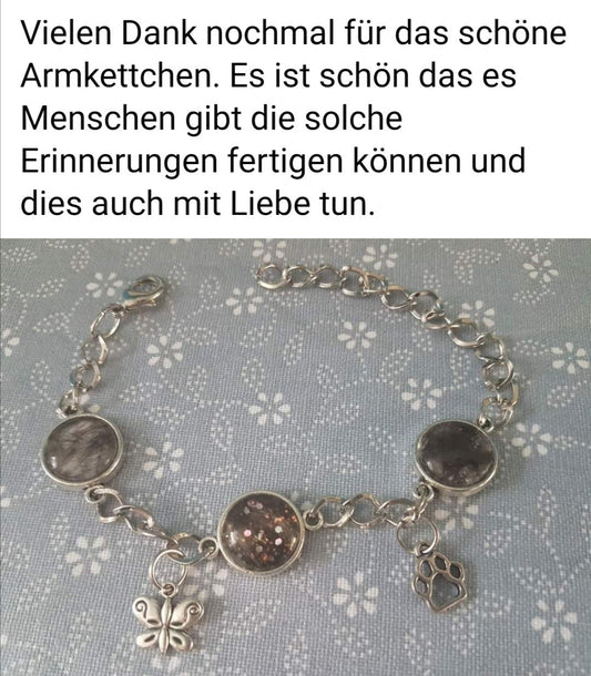 Schlichtes Armband mit Charms, in die Fell mit eingearbeitet wurde